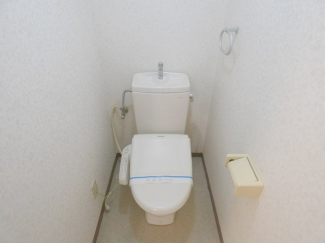 温水洗浄便座付きのトイレです☆