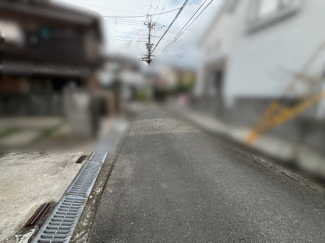 東側は隣地の駐車場に付き採光通風良好