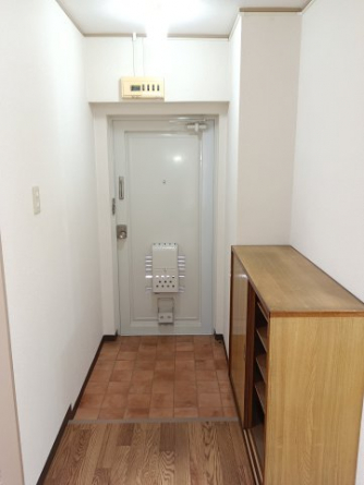 下足箱付玄関です。