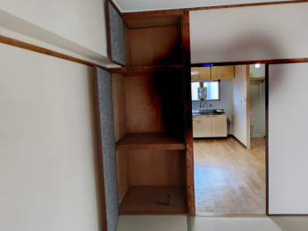 西側和室の押入れです。