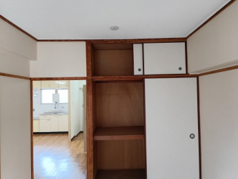 東側和室の押入れです。