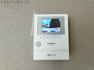 訪問者が来たときにテレビ画面で確認できるため、安心してドアを開けられます。録画機能があるものもあり、留守中に来訪者を記録しておくことができます。利便性が高く、セキュリティ面でも安心です。