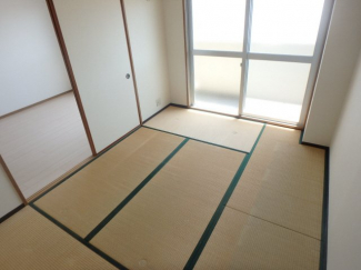 たっぷりの陽射しが射し込むお部屋です