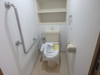 落ち着いた色調のトイレです