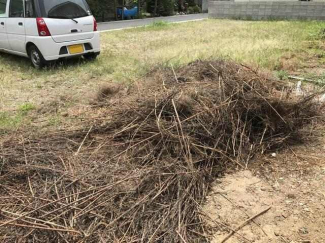 北側からです。車を置くとこのようになります。駐車スペースも難