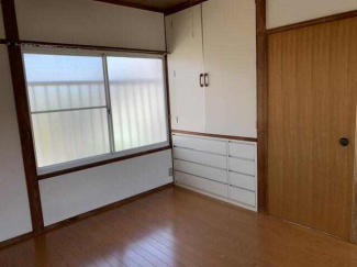 洋服タンスや引き出し収納など収納たっぷりのお部屋です。