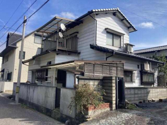 角地に建つ２階建てのおうちです