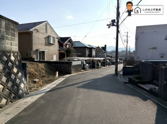 前面道路は約6ｍの広さがございます。車庫入れもスムーズに行えます。
