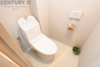 温水洗浄便座付トイレは温水洗浄機能により、暖かい水でおしりを洗浄することができ、冷たい水を使う従来の便座に比べ、温水洗浄機能で暖かいトイレを提供し、快適な使用を可能にします。