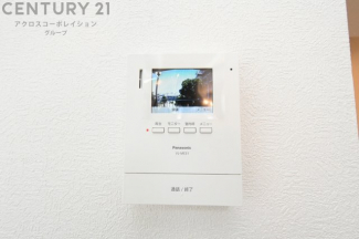 訪問者が来たときにテレビ画面で確認できるため、安心してドアを開けられます。録画機能があるものもあり、留守中に来訪者を記録しておくことができます。利便性が高く、セキュリティ面でも安心です。