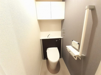 落ち着いた色調のトイレです