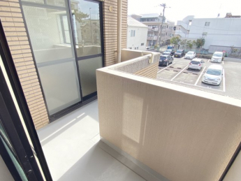 暖かな日差しのふりそそぐバルコニー