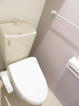 落ち着いた色調のトイレです