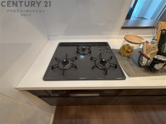 多数の調理器具を同時に使用でき、料理の効率化が可能。省エネで節約になり、様々な料理スタイルに適応できます。また、火力調整が独立しており、手入れや掃除もしやすく、今よりもっとお料理が楽しくなるかも。