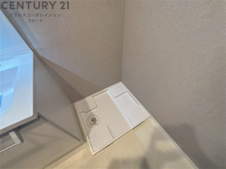 洗濯物の仕分け作業がしやすく、整理整頓が容易になります。洗濯音や湿気を他の部屋に持ち込まず、生活環境を快適に保ちます。上部を活用すれば収納スペースを確保でき洗剤や洗濯用品の整理もしやすくなります。