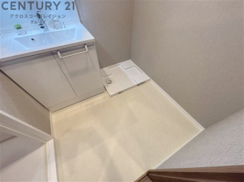 衣服の収納や脱ぎ着や整理整頓がしやすく、湿った衣類を乾燥させるスペースがありカビや臭いの発生を防ぎます。床の汚れを他の部屋に持ち込まず清潔を保つことができます。また快適な入浴環境の整備にも役立ちます。