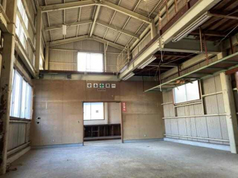 倉庫の室内