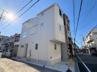 陽当たりが良く、角地ならではの開放感のある立地です。
駐車場は車種によるサイズ制限があります。EV車用200Vコンセント付！