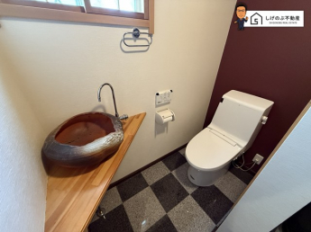 こちらは温水洗浄便座付きです。トイレは一階と二階についております。