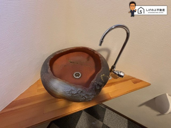 1階のトイレにはオシャレな手洗い場がございます♪