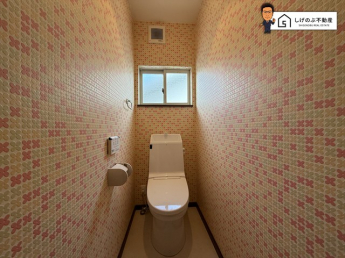 こちらは温水洗浄便座付きです。トイレは一階と二階についております。