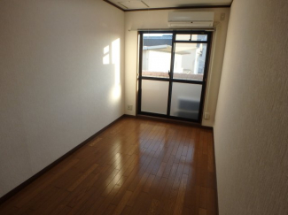 たっぷりの陽射しが射し込むお部屋です