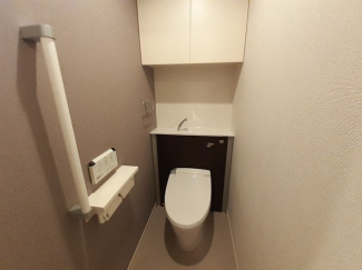 落ち着いた色調のトイレです