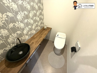 こちらは温水洗浄便座付きです。トイレは一階と二階についております。