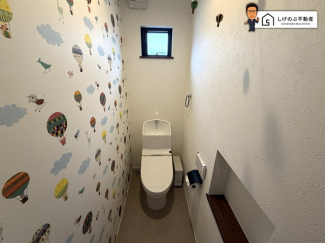 こちらは温水洗浄便座付きです。トイレは一階と二階についております。