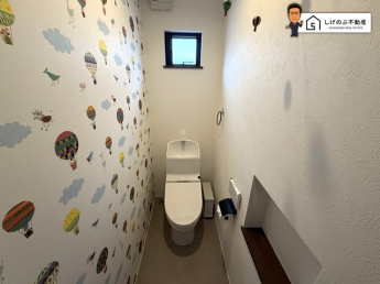 こちらは温水洗浄便座付きです。トイレは一階と二階についております。