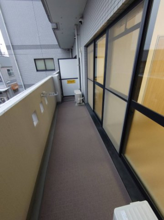 陽当たりの良い南向きベランダから望む西側の光景