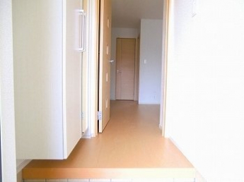 収納もある玄関です