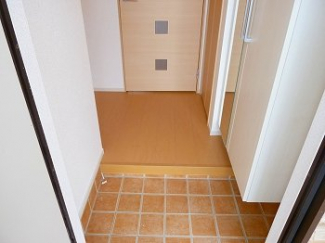 収納もある玄関です