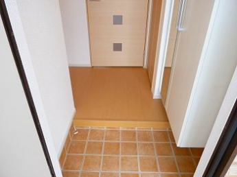 収納もある玄関です