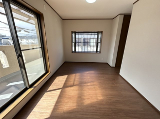 コンパクトで使いやすい６帖洋室です