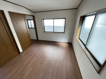 明るい洋室６.５帖です