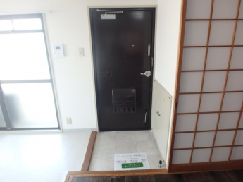 毎日通る玄関はこちらです