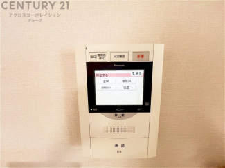 訪問者が来たときにテレビ画面で確認できるため、安心してドアを開けられます。録画機能があるものもあり、留守中に来訪者を記録しておくことができます。利便性が高く、セキュリティ面でも安心です
