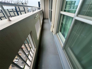 南向きバルコニーは日照が豊富で温暖な陽光を受けられ、植物の育成やリラックススペースとして活用可能です。洗濯物の乾燥が速く、快適な生活環境を提供。自然の光を取り込み、室内を明るくしてくれます。
