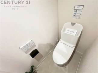 温水洗浄便座付トイレは温水洗浄機能により、暖かい水でおしりを洗浄することができ、冷たい水を使う従来の便座に比べ、温水洗浄機能で暖かいトイレを提供し、快適な使用を可能にします。
