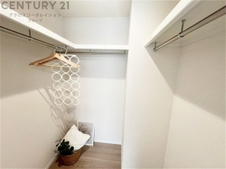収納力が高く洋服や小物を整理しやすく、更衣室のように使え、部屋がすっきり保てます。収納の配置を自由に調整でき、換気性が良く防湿・防虫対策も可能。快適で機能的な生活空間を実現できます♪
