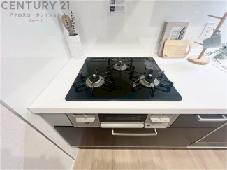 多数の調理器具を同時に使用でき、料理の効率化が可能。省エネで節約になり、様々な料理スタイルに適応できます。また、火力調整が独立しており、手入れや掃除もしやすく、今よりもっとお料理が楽しくなるかも。

