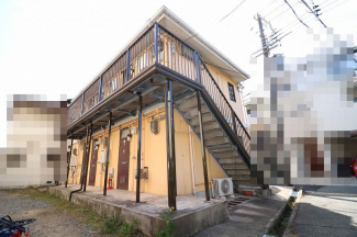落ち着いたベージュの外観のマンションです☆