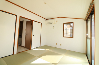 南向きで心地良い光が差し込みます。