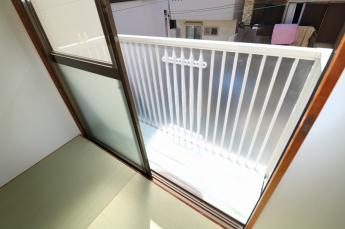白い柵が特徴的なシンプルなベランダです。