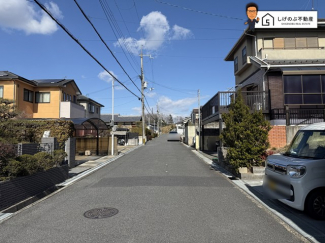 前面道路は約6ｍの広さがございます。車庫入れもスムーズに行えます。
