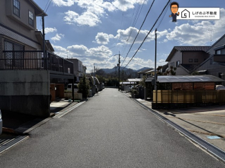 前面道路は約6ｍの広さがございます。車庫入れもスムーズに行えます。
