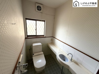 換気にも配慮した窓付きのトイレスペースとなっています。