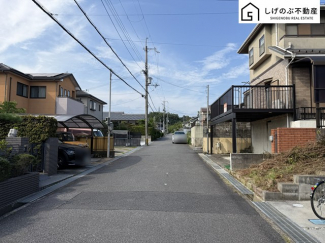 前面道路は約6ｍの広さがございます。車庫入れもスムーズに行えます。
