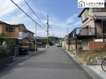 前面道路は約6ｍの広さがございます。車庫入れもスムーズに行えます。
